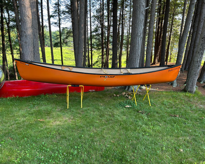 Canoe for whitewater tandem canoeing 